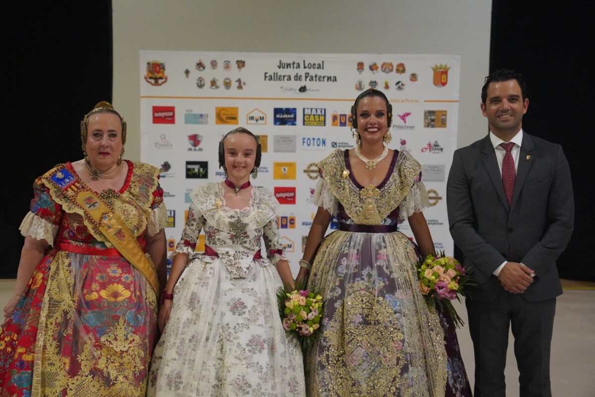 Sheila Díaz y Vera Niñerola, Falleras Mayores de Paterna 2024, con el alcalde, Juan Sagredo y la presidenta de la Junta Local Fallera, Amparo Jiménez